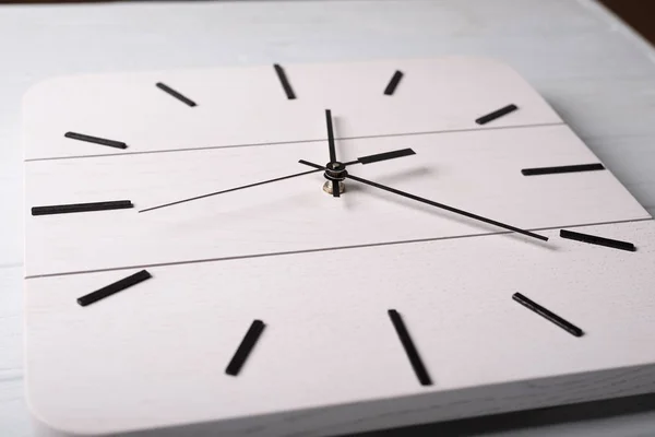 Ahşap zemin üzerinde ahşaptan yapılmış güzel duvar saati