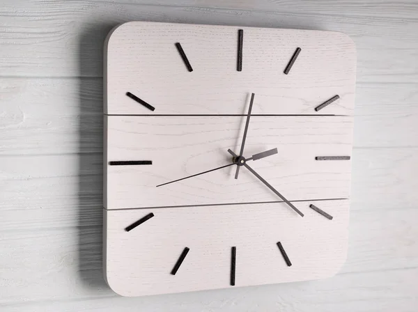 Ahşap zemin üzerinde ahşaptan yapılmış güzel duvar saati