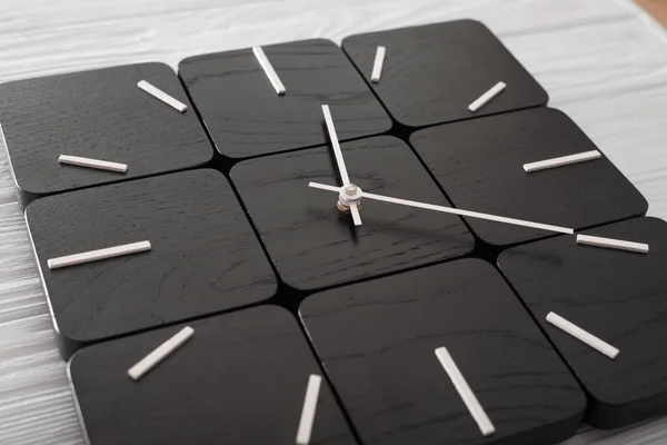 Ahşap zemin üzerinde ahşaptan yapılmış güzel duvar saati