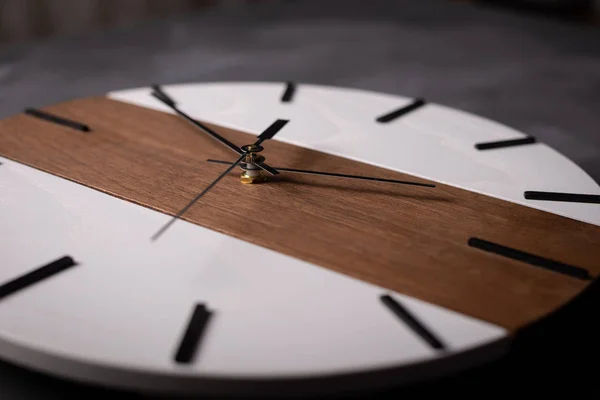 Wall wooden clock at gray background texture — ストック写真