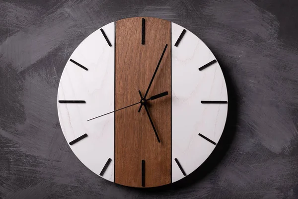 duvar ahşap saati gri arkaplan dokusunda