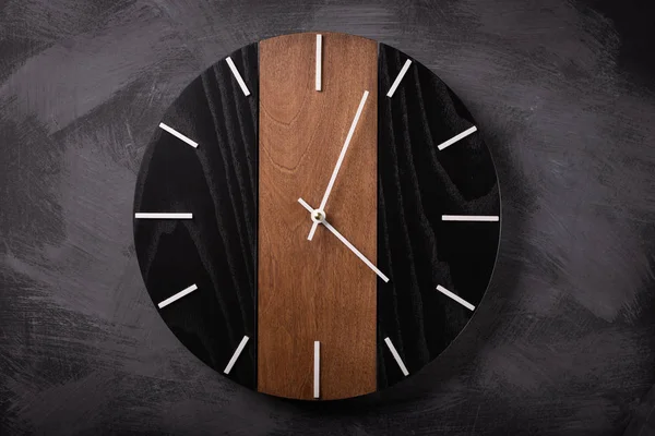 Wall wooden clock at gray background texture — ストック写真