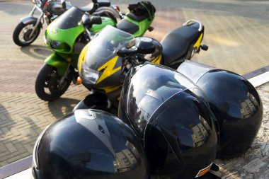 Güçlü motosikletKawasak arka planda Güvenlik kask