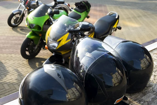 Güçlü motosikletKawasak arka planda Güvenlik kask