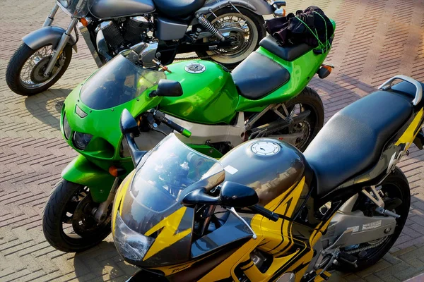 Kawasaki és a Honda motorkerékpárok egy konkrét úton. — Stock Fotó