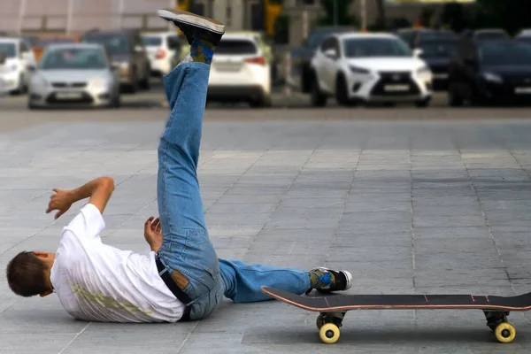 Tvrdý Pád Skateboardista Ulici Poté Snažil Udělat Trik — Stock fotografie