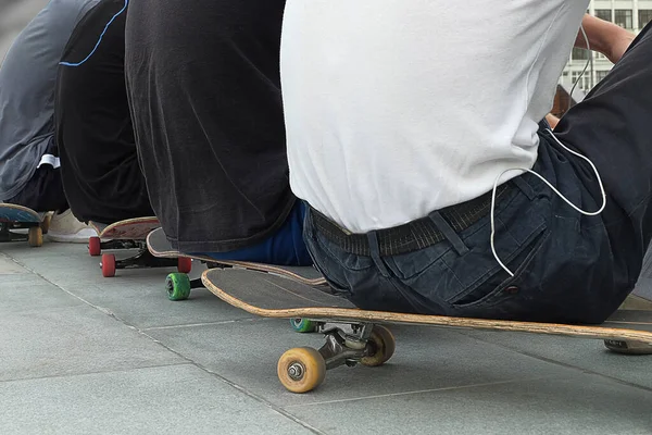 Sta Jonge Skateboarders Rusten Voor Het Uitvoeren Van Trucs — Stockfoto