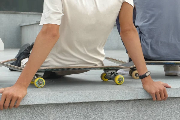 Close Mladí Skateboardisté Odpočinku Před Provedením Triky — Stock fotografie