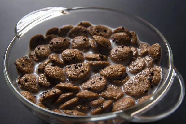 Arka aydınlatmalı cam plaka üzerinde süt çikolata müsli