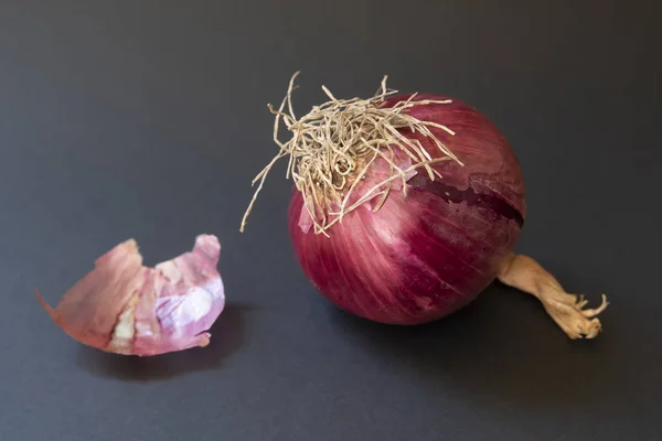 Mor soğan, koyu arka planda lezzetli bitki