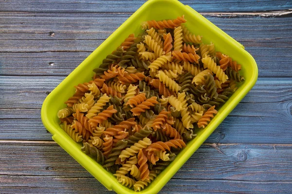 Eski ahşap masada çok renkli Düdük makarna