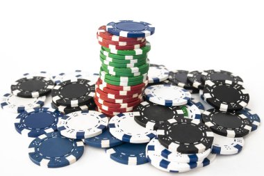 Beyaz arkaplanda izole edilmiş poker çipleri yığını