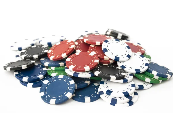 Beyaz arkaplanda izole edilmiş poker çipleri yığını