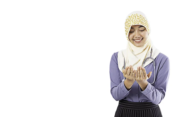 Arab Muslim Doctor Woman Smiling Praying Her Patient Family Isolated — Stock Photo, Image