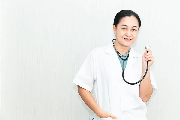 Médico Sênior Médico Mulher Sobre Fundo Clínica Branca Com Estetoscópio — Fotografia de Stock
