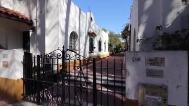 Buenos Aires, Belgrano 'daki Pasaje Arribeos giriş kapısının yakın çekimi İspanyol mimarisiyle bu koloninin güzelliğini gözler önüne seriyor..