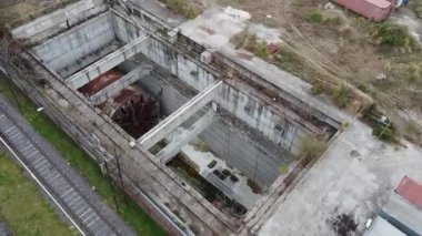 Sarmiento Demiryolu alt geçit projesinin büyük kazıcısı La Maquinaria 'nın havadan görünüşü Arjantin' in Buenos Aires Villa Luro şehrinde durdu. Demiryolu işi felç oldu..