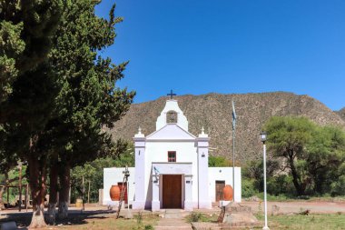 La Puntilla, Catamarca 'daki San Jose Kilisesi. Adobe Yolu 'ndaki iki büyük çömlekli Adobe cephesi..