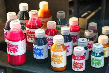 Galeria Bond Caddesi 'ndeki bir dövme stüdyosunda farklı boyutlarda ve canlı renklerde dövme mürekkebi var. Buenos Aires, Arjantin.