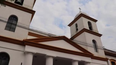 Chascomus, Buenos Aires 'teki Our Lady of Mercy Katedrali' nin çarpıcı videosu bulutlu bir günde çekildi. Tarihi ve atmosferik mimari manzaralar arayan projeler için mükemmel..