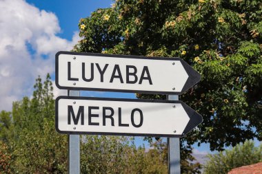 Arjantin 'in Cordoba şehrindeki Luyaba ve Merlo kasabalarına giden yolu gösteren bir işaret var.