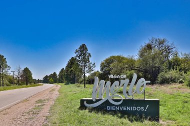 Comechingones Dağları 'ndaki San Luis eyaletinde bir turizm merkezi olan Villa de Merlo' ya hoş geldiniz tabelası..