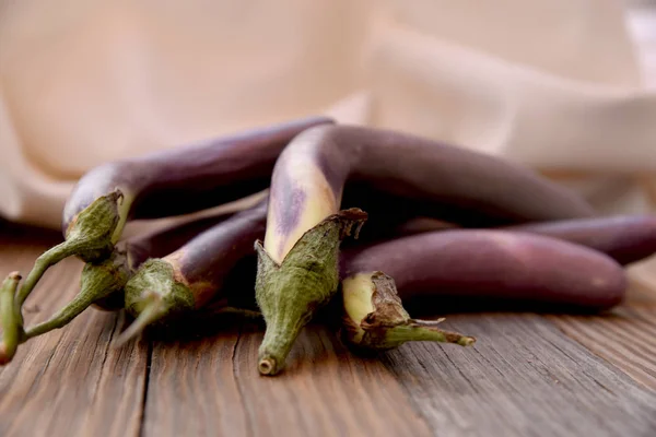 Nature Morte Con Lunghe Melanzane Asiatiche — Foto Stock