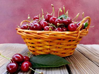 sepet kiraz eski ahşap zemin üzerine