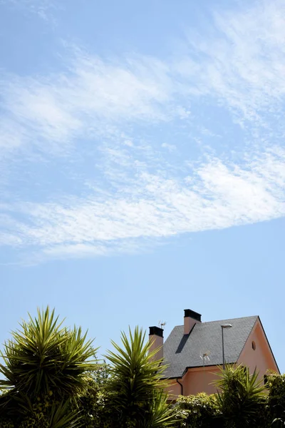 Τοπίο Σπίτι Και Σύννεφα Στον Καταγάλανο Ουρανό — Φωτογραφία Αρχείου