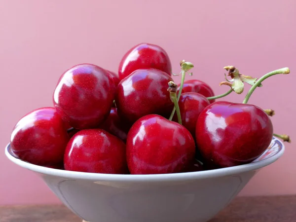 Cerejas Uma Tigela Fundo Rosa — Fotografia de Stock