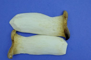 Lamine çörek ok mavi zemin üzerine