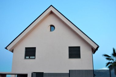 mavi gökyüzü minimalist ev cephe