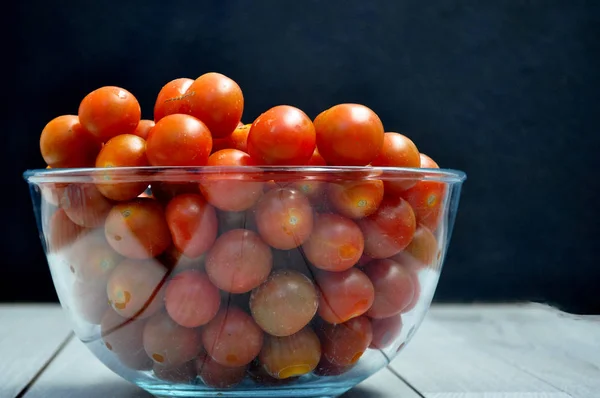 Cuenco Vidrio Con Tomates Cherry —  Fotos de Stock