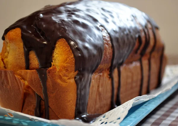 自家製のケーキがチョコレートに覆われています — ストック写真