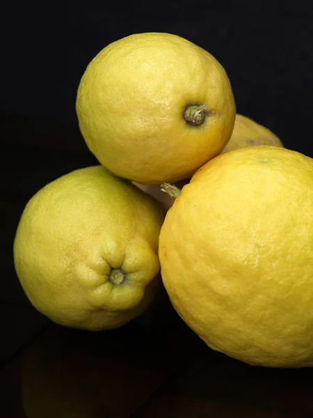 어둠에 레몬의 — 스톡 사진