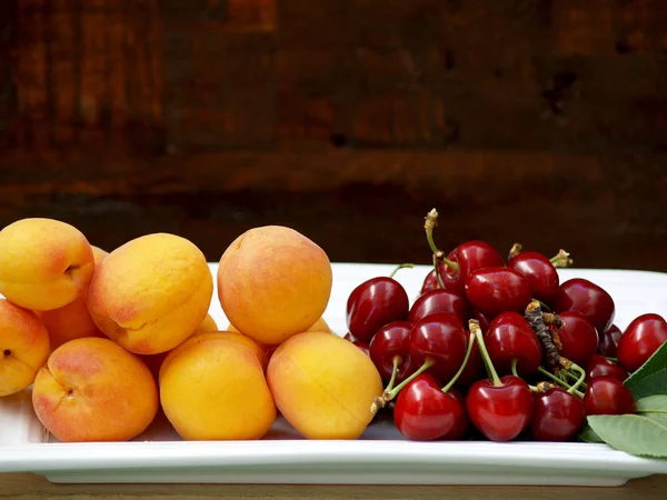 Frische Rote Kirschen Und Aprikosen Auf Einem Tablett — Stockfoto