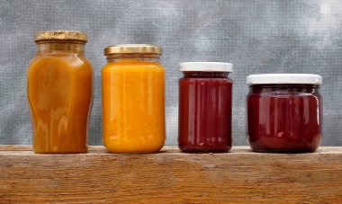 Kavanoz reçel ve fındık raf ile