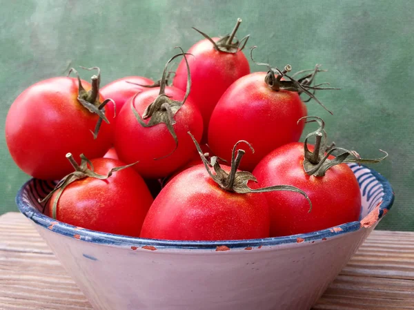 Pomodori Rossi Vassoio Sfondo Verde — Foto Stock