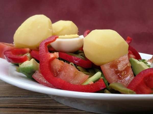 新鲜沙拉 Witj 蔬菜和熟土豆 — 图库照片