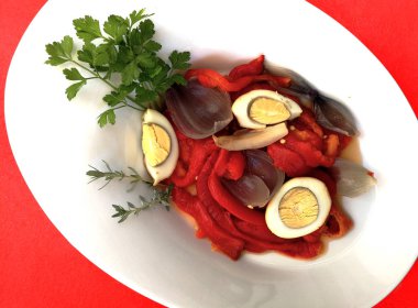 ekmek ile biber salatası ve mutfak kurulu ile tepsi