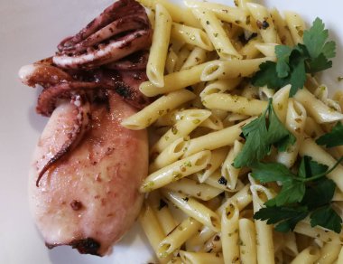 Kalamar ve otlar ile İtalyan Makarna