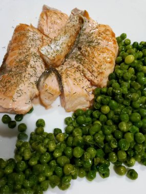 bezelye ile kavrulmuş somon