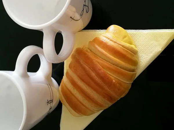 Cup Och Croissant Svart Bakgrund — Stockfoto