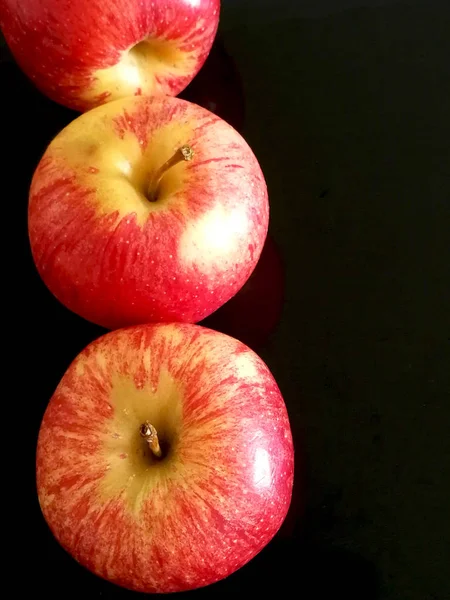 Birnen Und Rote Äpfel — Stockfoto