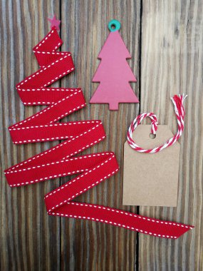 kırmızı kurdele Noel ağacı eski kurulları