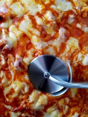 Napolice pizza ve çelik pizza kesiciler