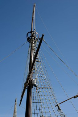 Merdivenlerde manekin ile Kolombiya caravels direkleri