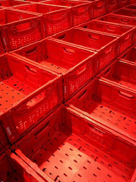 市場での空の赤い箱 — ストック写真
