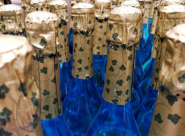 Blått Och Guld Cava Flaskor — Stockfoto