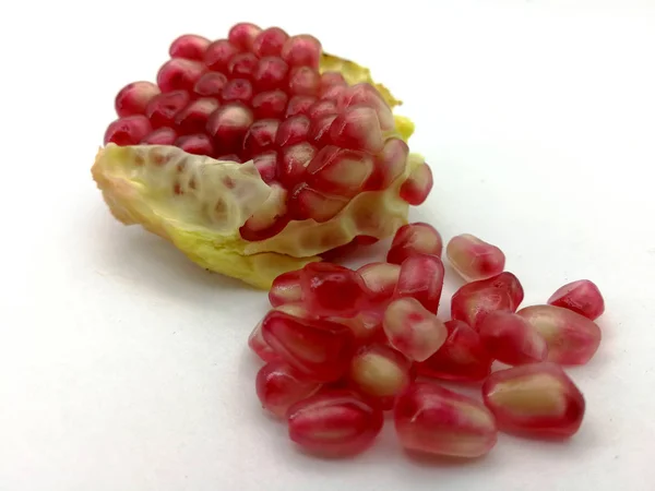 Rote Granatapfelkörner Vor Weißem Hintergrund — Stockfoto